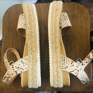 New never worn super comfortable Cushionaire sandals. Size 6.5.